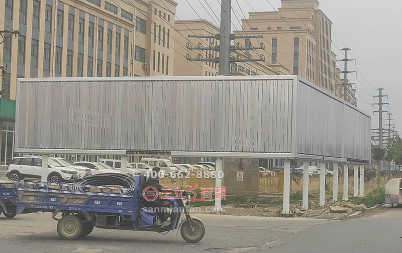 河北省唐山路邊落地三面翻折角立柱廣告牌案例施工圖片